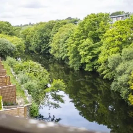 Serene Riverside - Hidden Gem In Villa Dublino